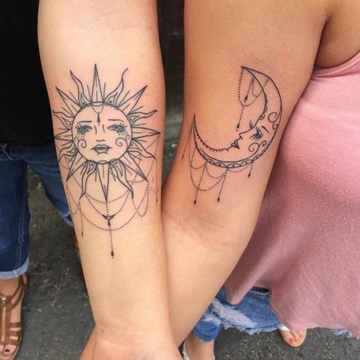 iki arkadaşın kollarındaki mücevherlerle süslenmiş ay dövmesi anlamına gelen güneş ve ay dövmesi