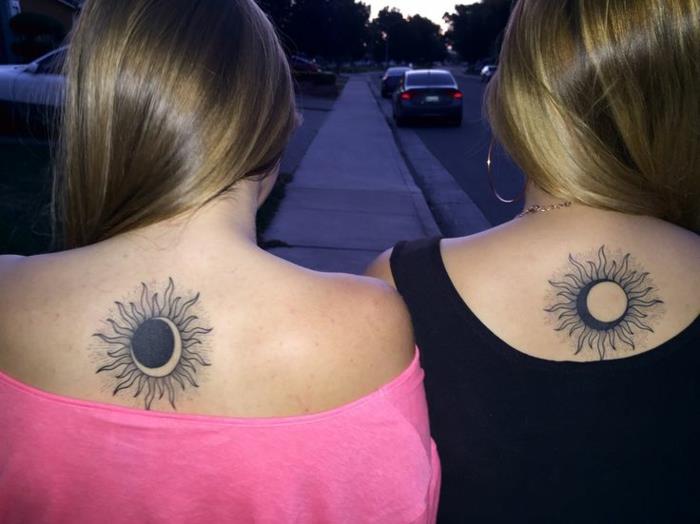 Mėnulio tatuiruotė reiškia, kad saulė ir mėnulis užtemo dviejų moterų draugų nugarą
