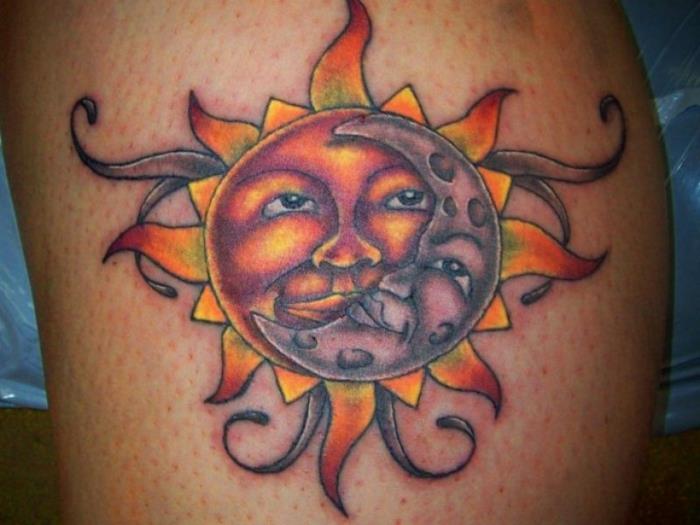 Mėnulio tatuiruotės reikšmė, oranžinė saulė ir violetinis mėnulis bučiuoja vienas kitą