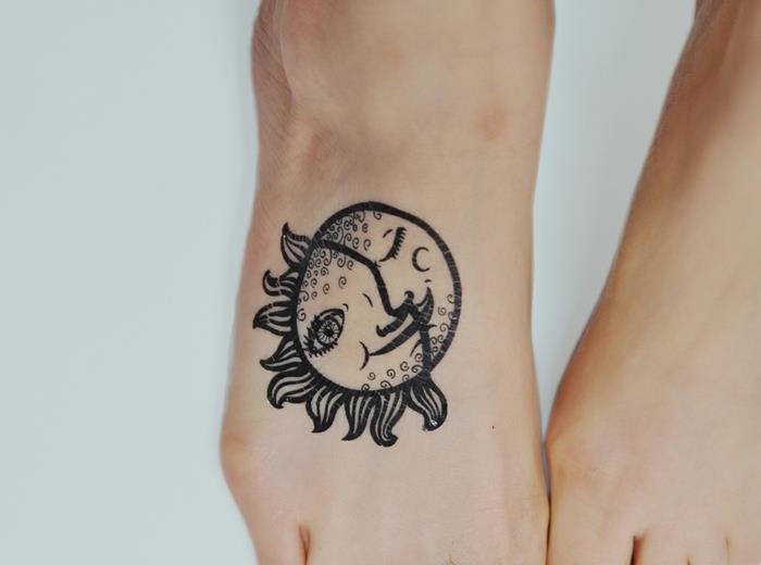 Mėnulio tatuiruotės reikšmė, miegantis mėnulis ir besišypsanti saulė, laikina tatuiruotė