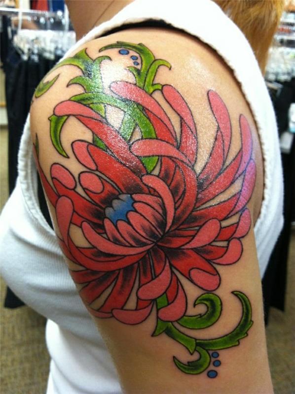 Tatuiruotės reikšmė, gėlių tatuiruotė ant moters peties, raudona chrizantema