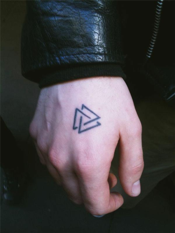 pomene-tetovaže-geometrijske-tetovaže-detajl