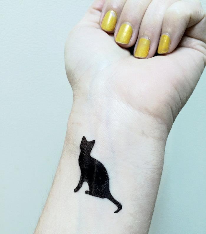 Črna mačka tetovaža zapestje ženska silhueta mucka