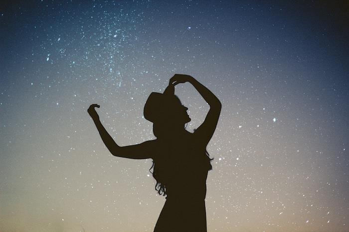 Silhouette di una donna, cielo con stelle, tablet başına sfondo