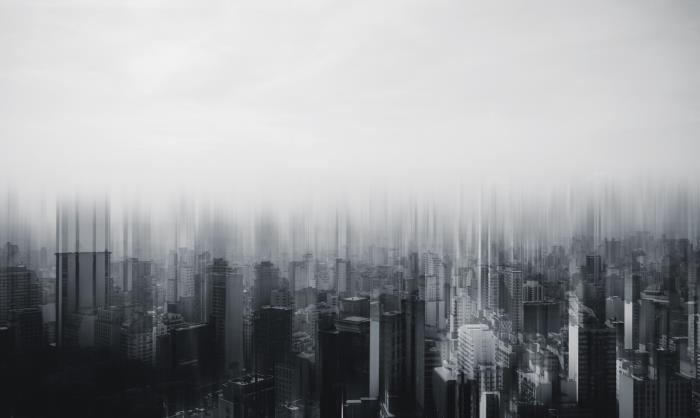 izvirna črno -bela fotografija sodobne metropole s silhuetami njenih nebotičnikov