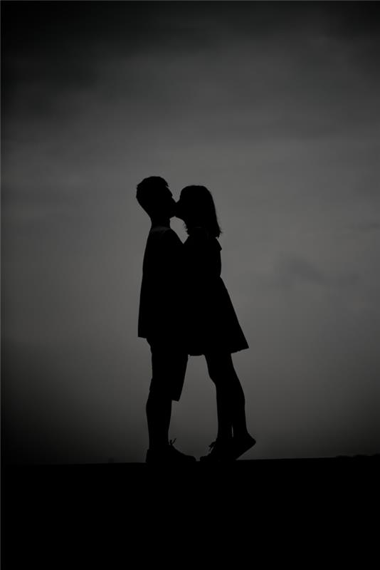 Siluetler romantik görüntü fotoğraf çift aşık harika fikir sevgililer gününde ne yapmalı, kadın ve erkek kucaklama, siyah beyaz fotoğraf