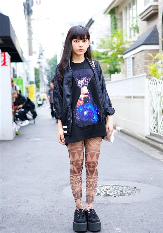 Una ragazza che indossa dei pėdkelnės trasparenti con decorazioni di forme geometriche