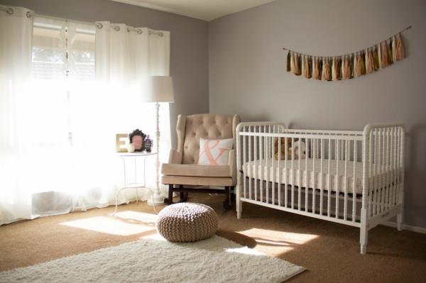 beyaz yataklı bebek odası güzel tasarımı için basit mobilyalar