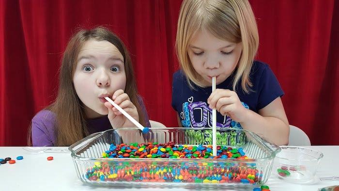 renkli mm şekerleri küçük bir kapta taşımak için pipetli beceri oyunu, doğum günü 6 yıl
