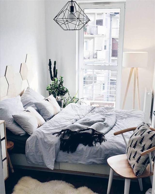 Diamantni lestenec v slogu Ikea, urejena postelja, dekor spalnice v skandinavskem slogu, ideja za okrasitev spalnice za odrasle, najboljši moderni dekor za spalnico, spalnica z balkonom