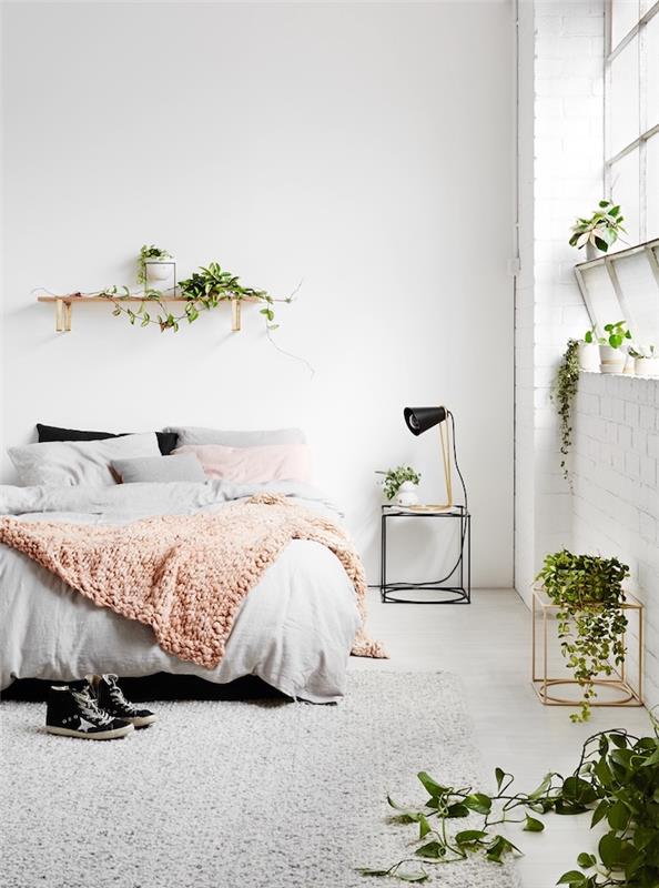Bela preprosta spalnica, dekor najstnice, moderna dekoracija spalnice Hygge, eleganten dekor, bela črta in bledo roza odeja