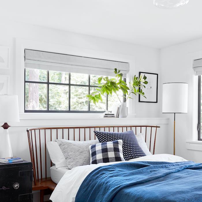 Beyaz ve mavi sade yatak odası, yatak odasında bitki fikri, egzotik dekor, bohem yatak odası