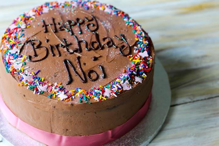 Gražus šokoladinis genoise tortas originalus šokoladinis pyragas gimtadienio tortas su gimtadieniu ant torto