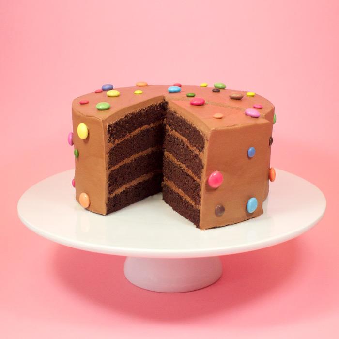 Šokoladinis kreminis pyragas šokoladinis gimtadienio tortas graži paprasta deserto puošmena