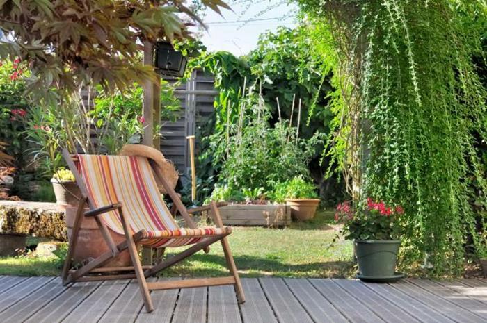 Basit kendin yap dekoru, yerden almak için rahat sandalye, peyzajlı bahçe fikri, güzel çiçekler bahçe teras düzeni