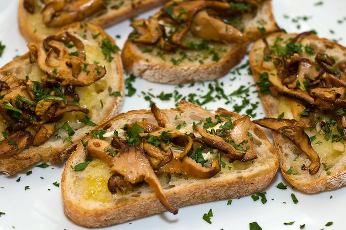 Cantharellus cibarius mantarı ve keçi sütü brie peyniri ile lezzetli vejetaryen bruschetta