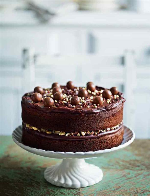 Pyragas, užpildytas fondanto šokolado pyrago receptu suaugusiojo gimtadienis