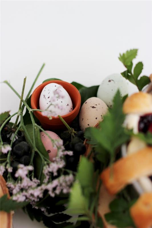 Kaimiška atmosfera spalvingiems ir dekoratyviems kiaušiniams mielas paveikslėlis Velykų kiaušinių atvirukas laimingų Velykų dažymo kiaušinių