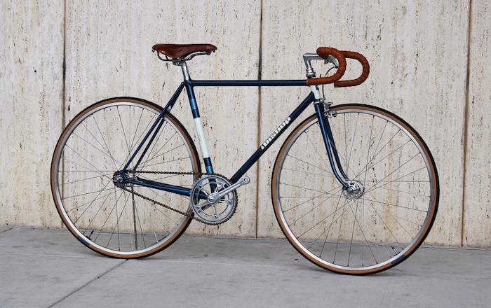 Fixie enosmerna vintage hipster kolesa fixi modro rjava