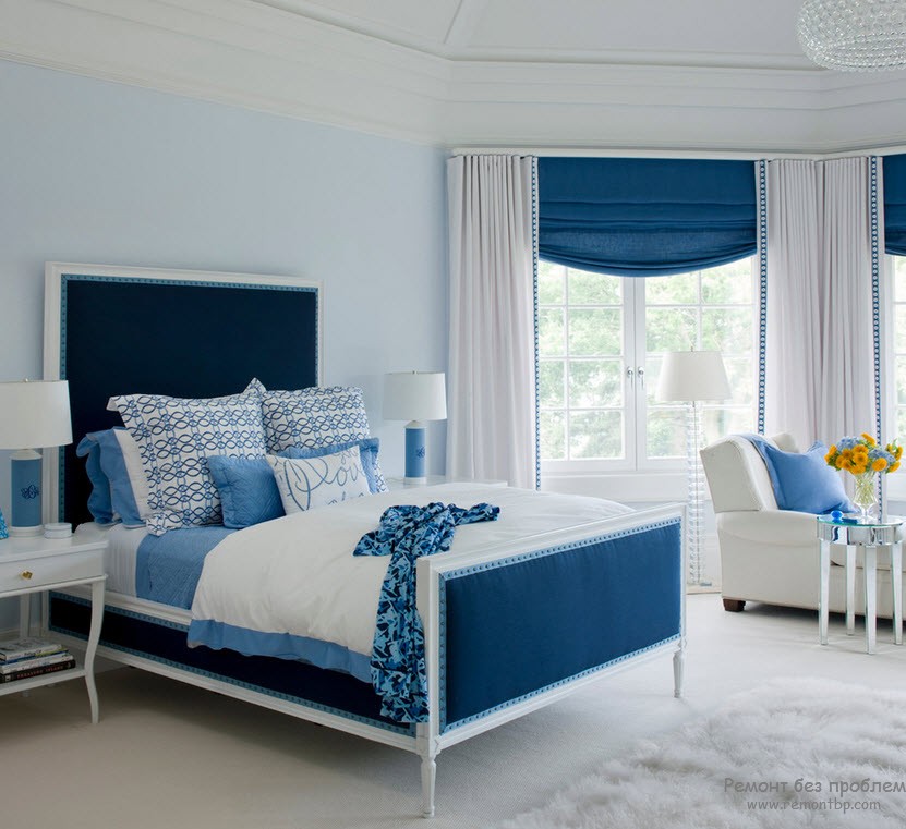 Yatak odasında parlak mavi