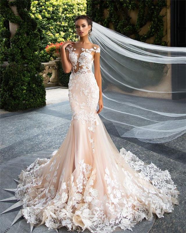 Gražiausia vestuvinė suknelė šampano vestuvinė suknelė bohemiško prašmatnaus stiliaus šiuolaikiška graži moteris