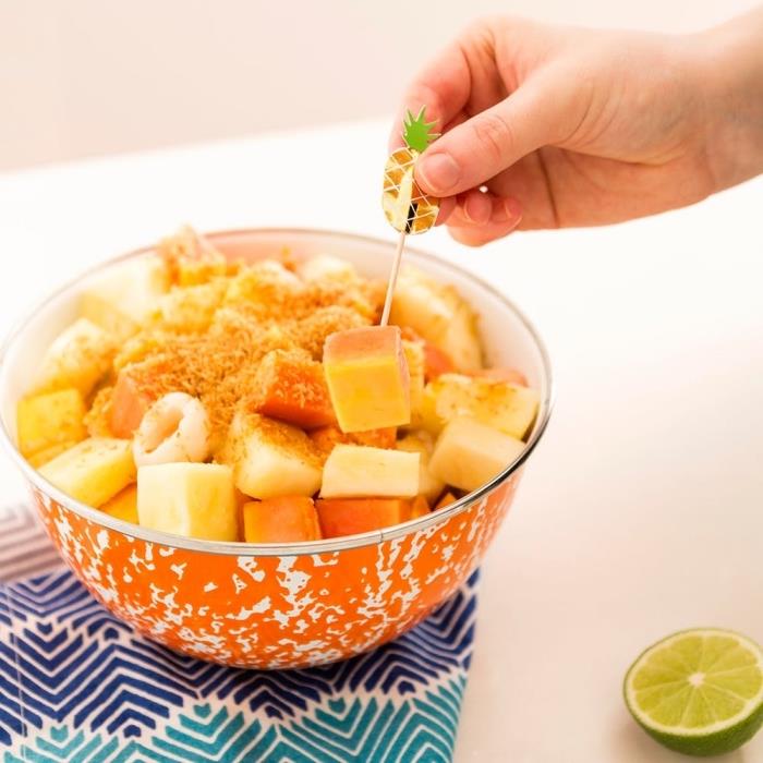 papaya, mango ve ananas meyve salatası için şurup tarifi, hindistan cevizi sütü ve limon suyu ile taze bir tropikal meyve salatası