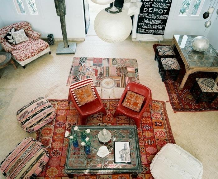 steklena miza, pisane torbice v slogu boho chic, tri etnične preproge, bela viseča svetilka, miza z stolčki