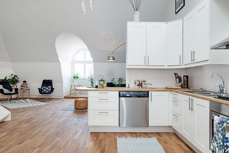 Área de cocina en una habitación espaciosa.