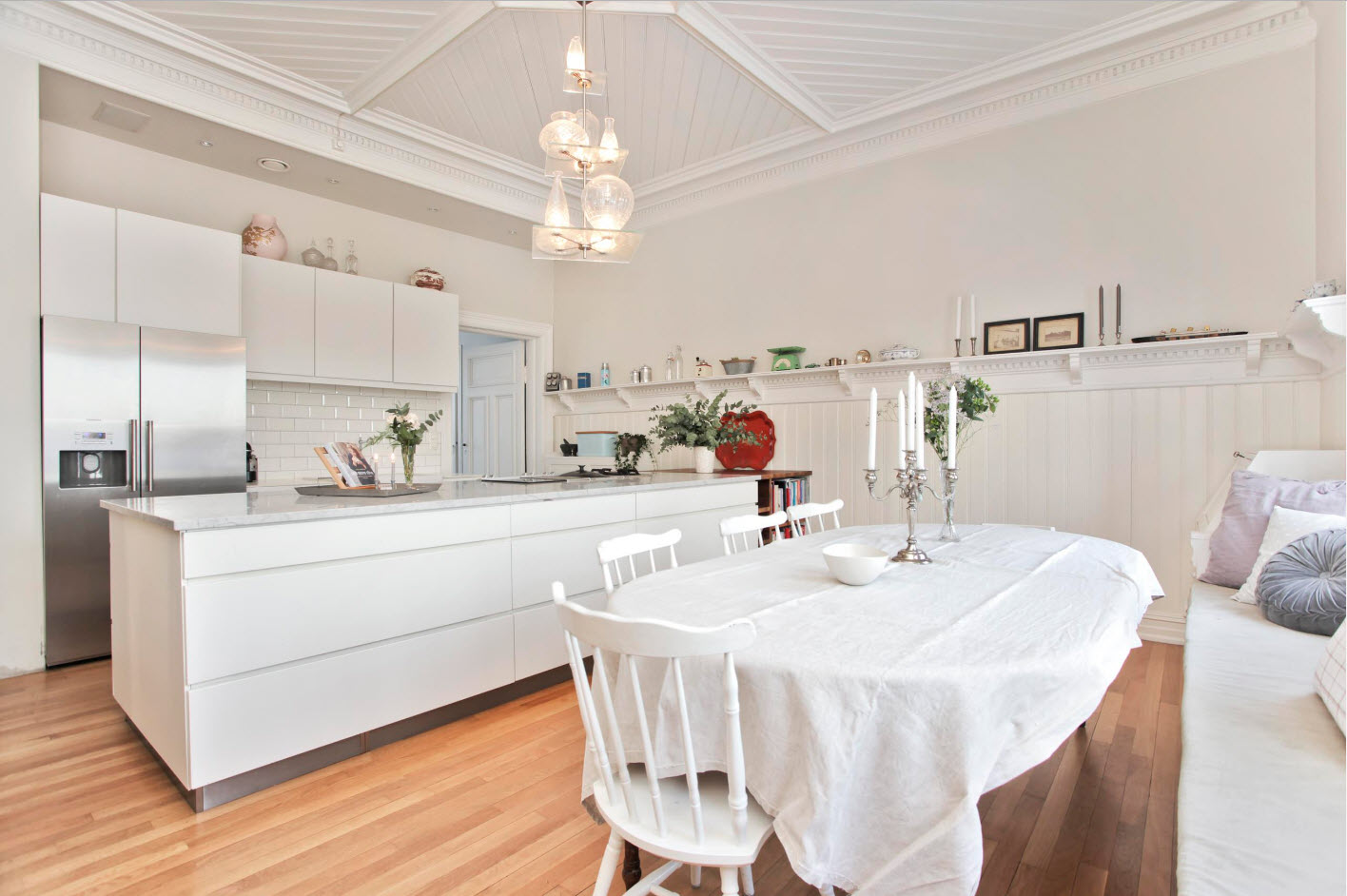 Cozinha-sala de jantar em tons de branco