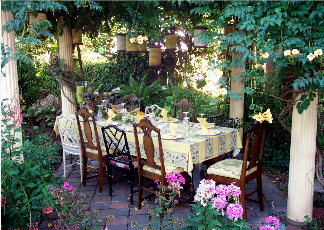 Mesa de comedor en la glorieta