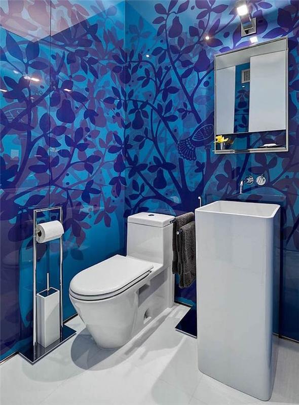 ideje za kopalnico, stranišče s sodobno belo straniščno školjko, nenavaden visok bel umivalnik, bela tla in modre ploščice, s temno modrimi hruškami in vzorci ptic