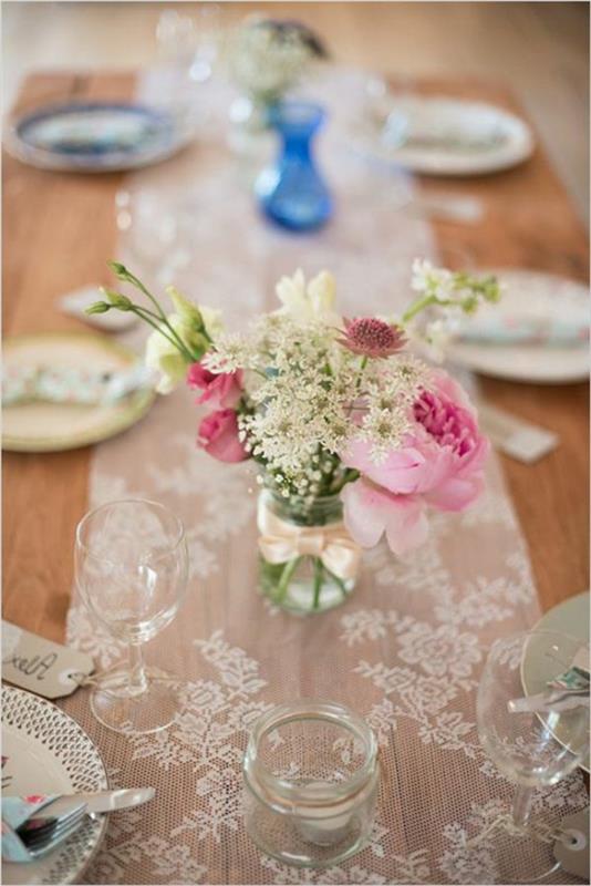 preprosti osrednji deli, majhen stekleni kozarec, spomladanski cvetlični šopek, bela čipka, tekač, nastavitve mize