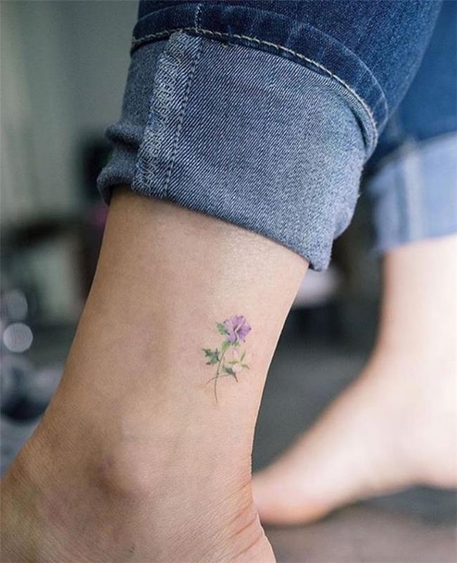 maža gėlių kulkšnies tatuiruotė, šaunios mažos tatuiruotės vaikinams, žmogus, dėvintis džinsus, basomis kojomis