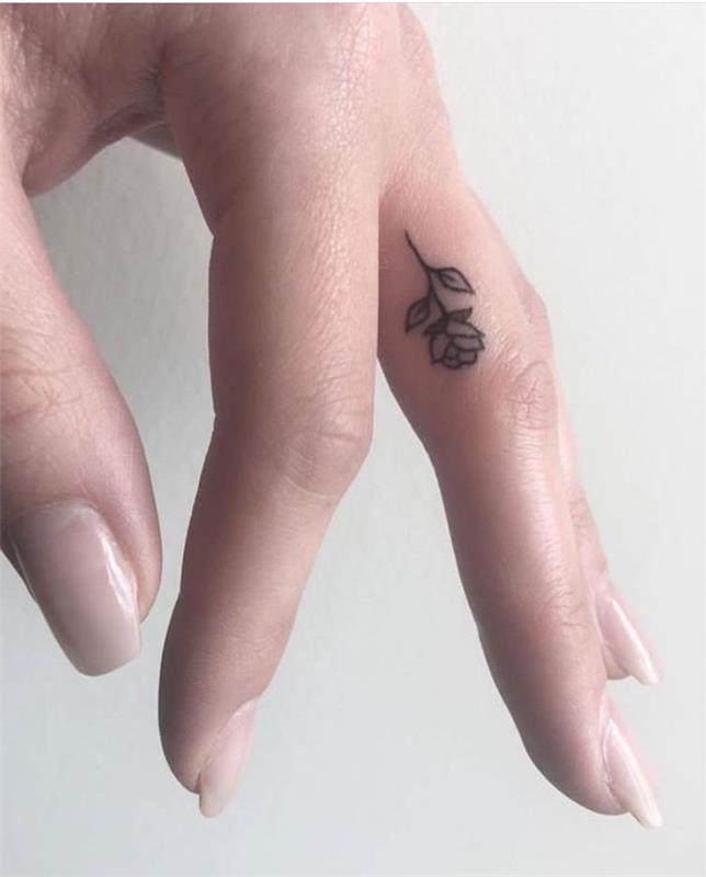 majhna vrtnica, tetovaža s srednjim prstom, goli lak za nohte, tetovaža s kronskim prstom, roka pred belim ozadjem