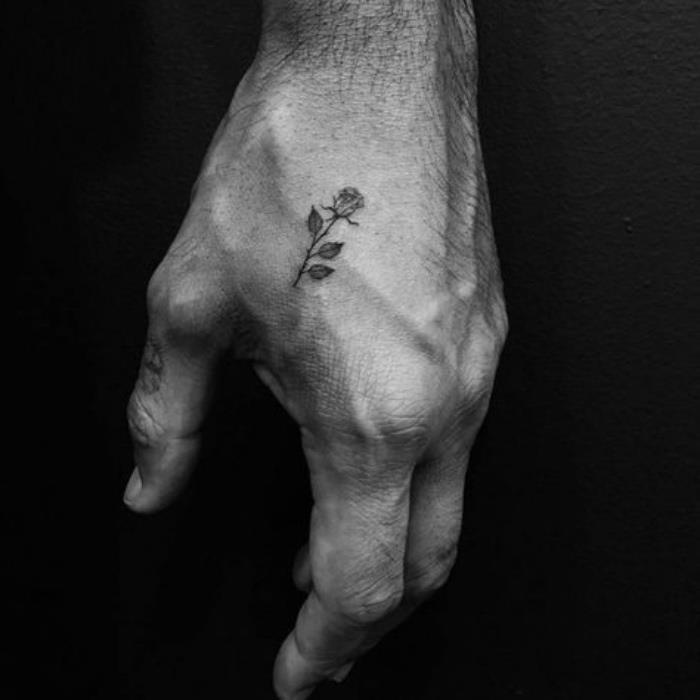 rožių rankos tatuiruotė, vyrų ranka prieš juodą foną, šaunios mažos tatuiruotės vaikinams