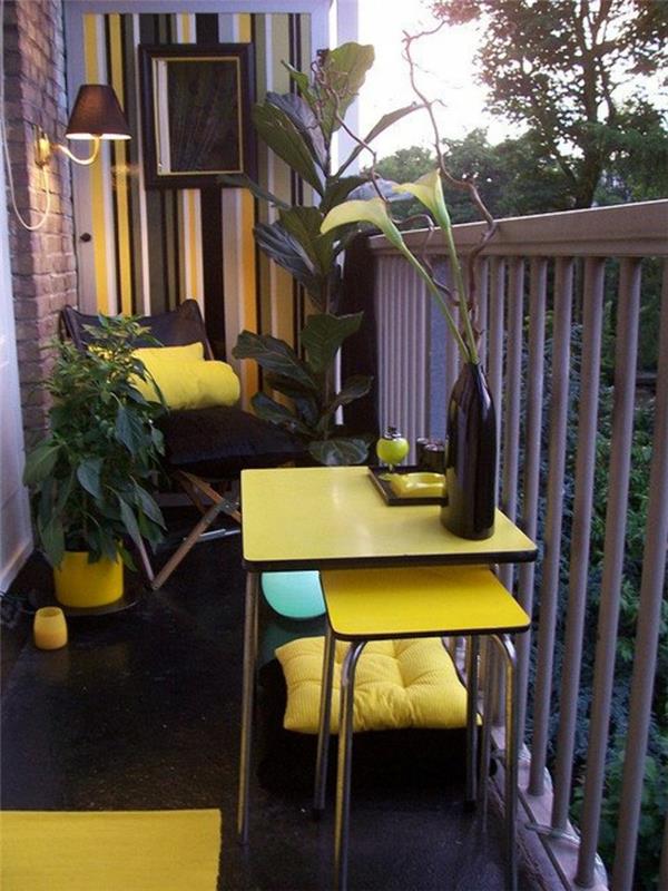 minik kare sarı masa, altında eşleşen sandalye, sarı minderli siyah şezlong, sundurma fikirleri, gri beyaz siyah ve sarı duvar kağıdı