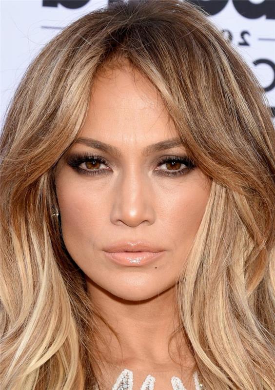 dūminis makiažas, Jennifer Lopez, nuogos lūpos, šviesūs plaukai, kasdienis makiažas
