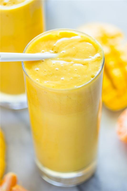 banana in mango, oživljajoči smoothie, sijoče barve, domači recepti za smoothie