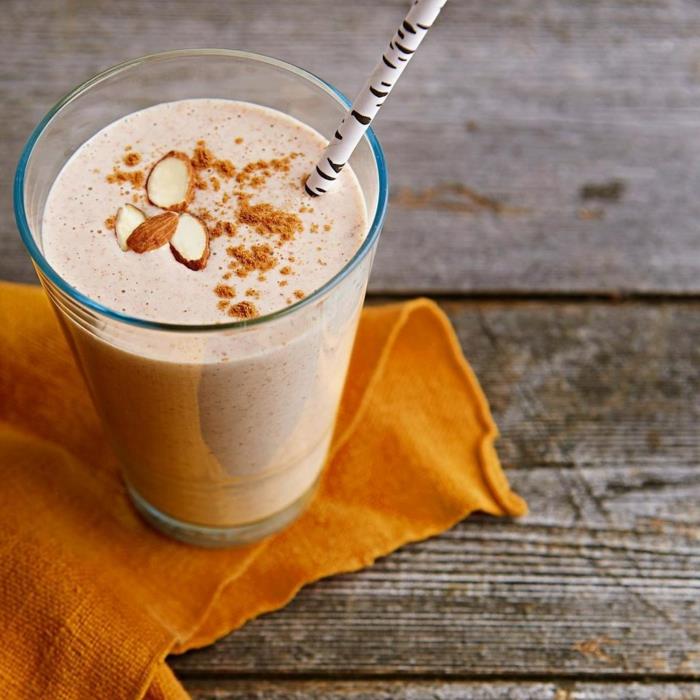 smoothie z dobro uravnoteženimi sestavinami, banana in mandlji s cimetom