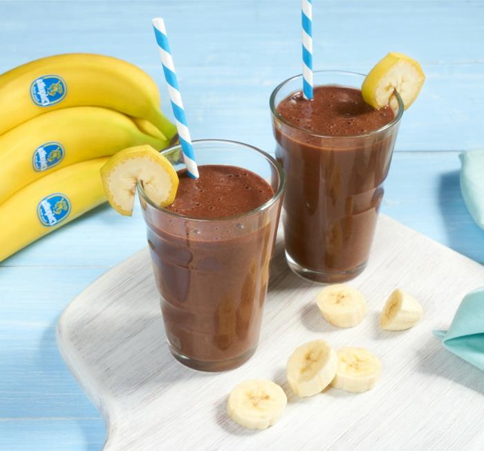 smoothie iz banane in čokolade, ideje za tekoče obroke s čokolado; rjavi smoothie