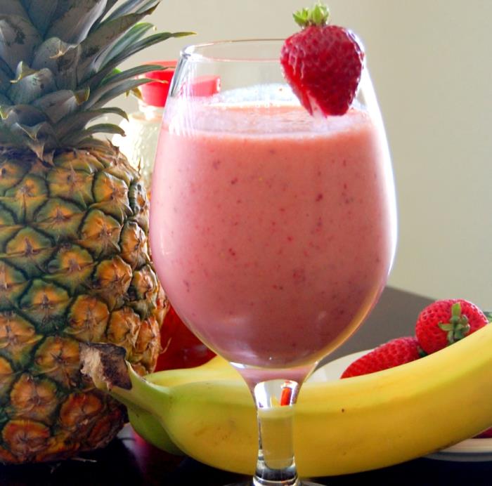 domači recepti za smoothie, banane, jagode, ananas, mleko, mešanica zdrave hrane