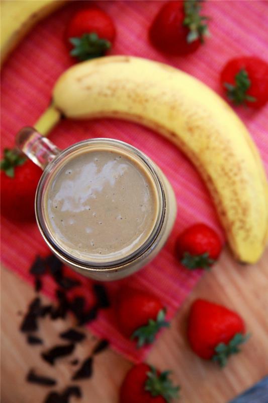 smoothie iz jagod, banan in temne čokolade, kako postreči svoj smoothie