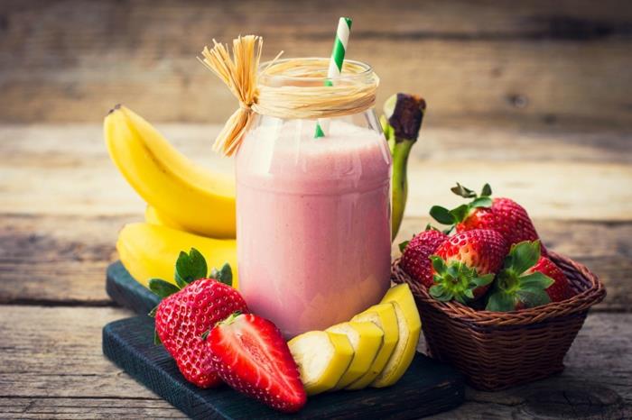 smoothie iz jagod in banan, smoothie s klasičnim sadjem, domače smoothie ideje