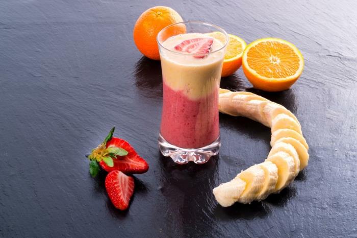 jagodno pomarančni in bananin smoothie, zdravi obroki v tekoči obliki, smoothie postrežen v dveh slojih