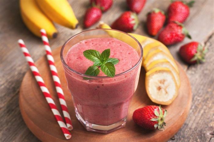 domači smoothie iz roza jagode, banane, zdravi kalorični obroki v obliki smoothieja