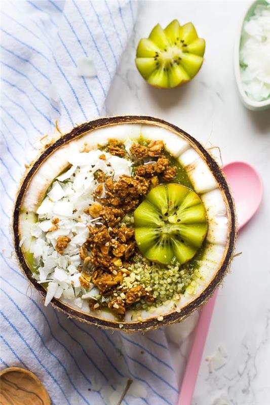 tropinių vaisių ir kokoso žalios kokteilių dubenėlio receptas idealiems vasaros pusryčiams