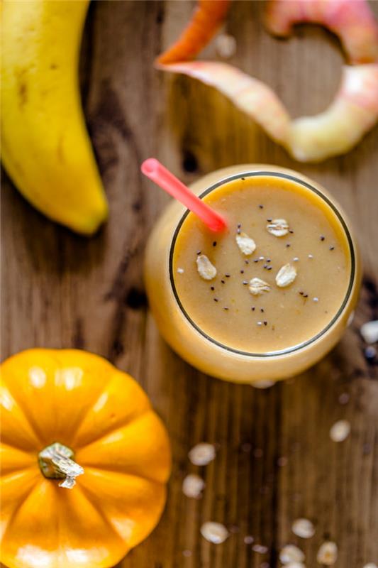 banana, buče in jabolka v vitaminskem smutiju, ovseni kosmiči in makov okras