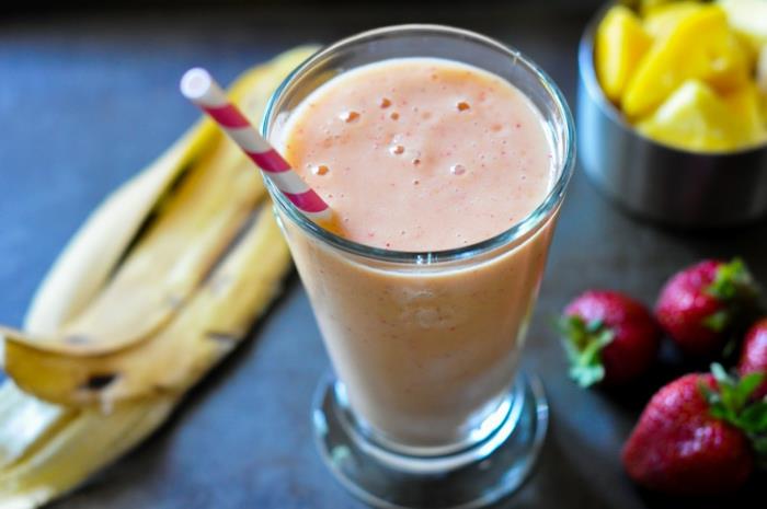 klasični smoothie iz jagod in banan, okrepite svojo energijo s pijačo