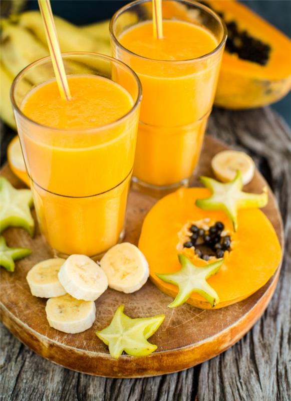 vitaminski smoothie z več zdravimi hranili, bananami, papajo, limeto