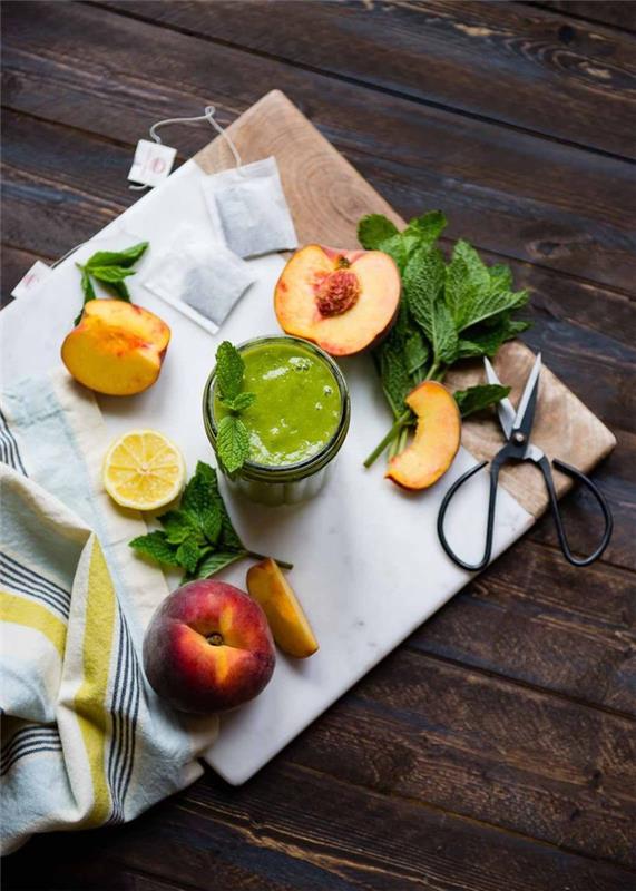 izvirna ideja za preprost recept za smoothie z zelenim čajem, breskvami, zelenim jabolkom in limoninim sokom